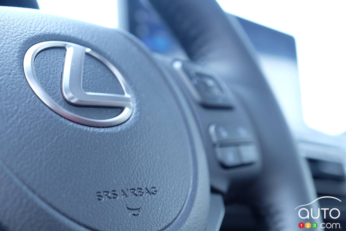 Le volant de la Lexus IS